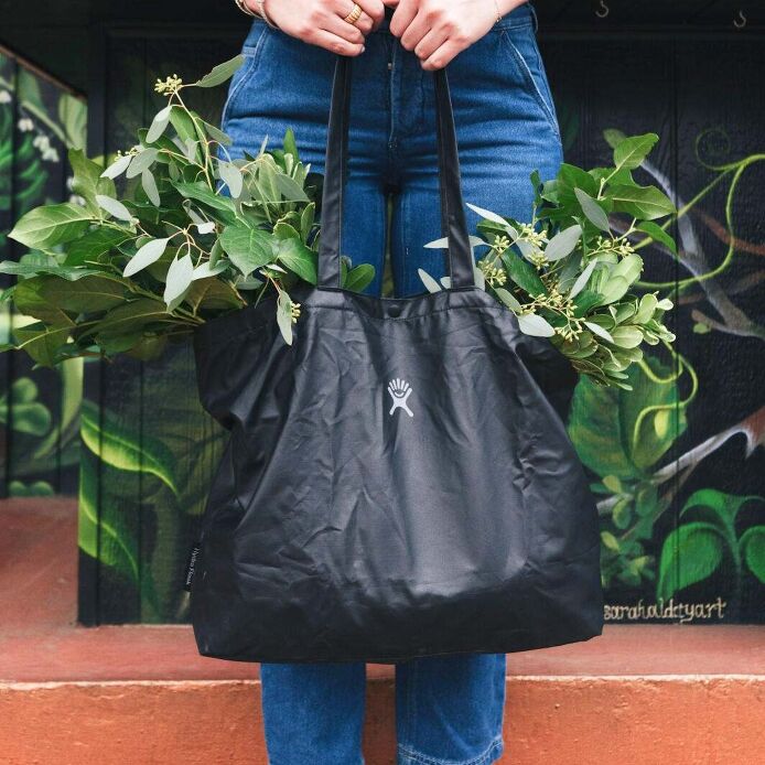 20-l-tag-along-tote-q2 s25_tagalongtote_post_3_1_1_1.jpg